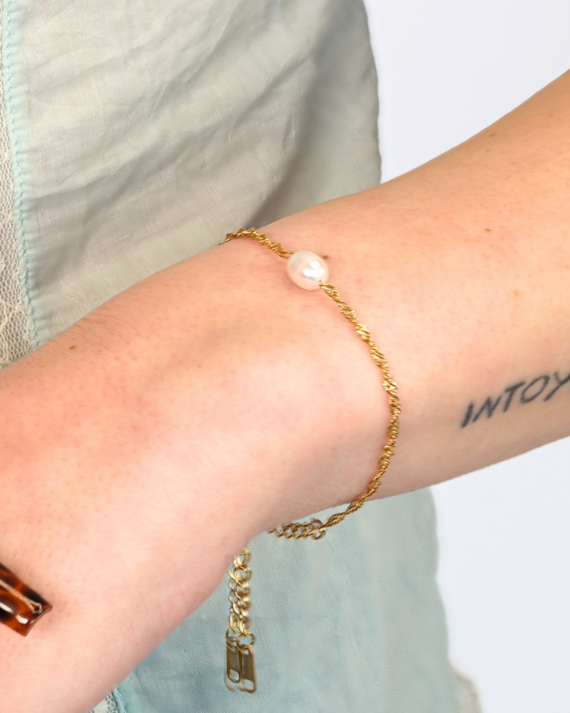 The Elaria Pearl Bracelet in Gold