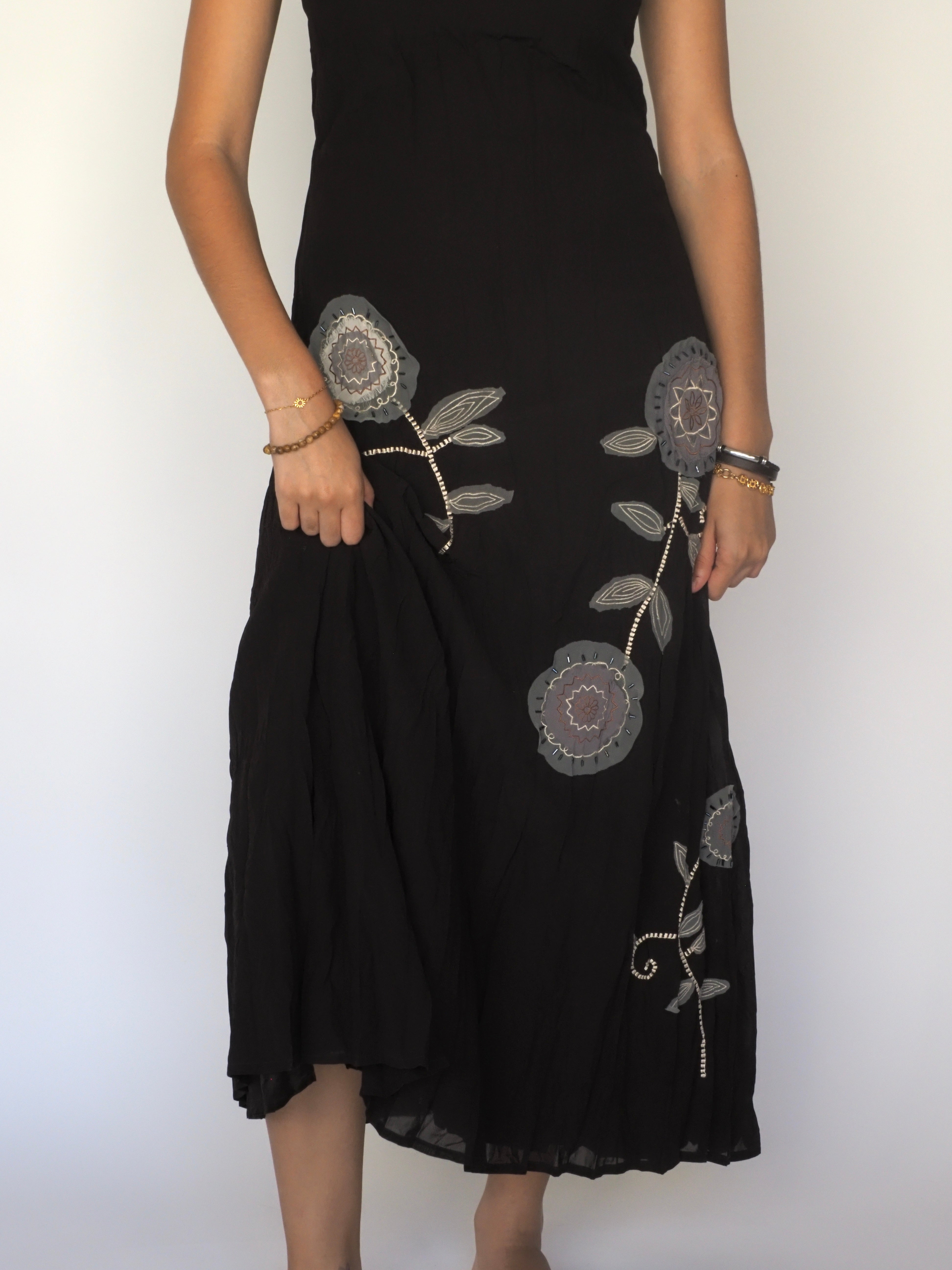 Boho Black Maxi Dress with Appliqué Florals – Camaíeu