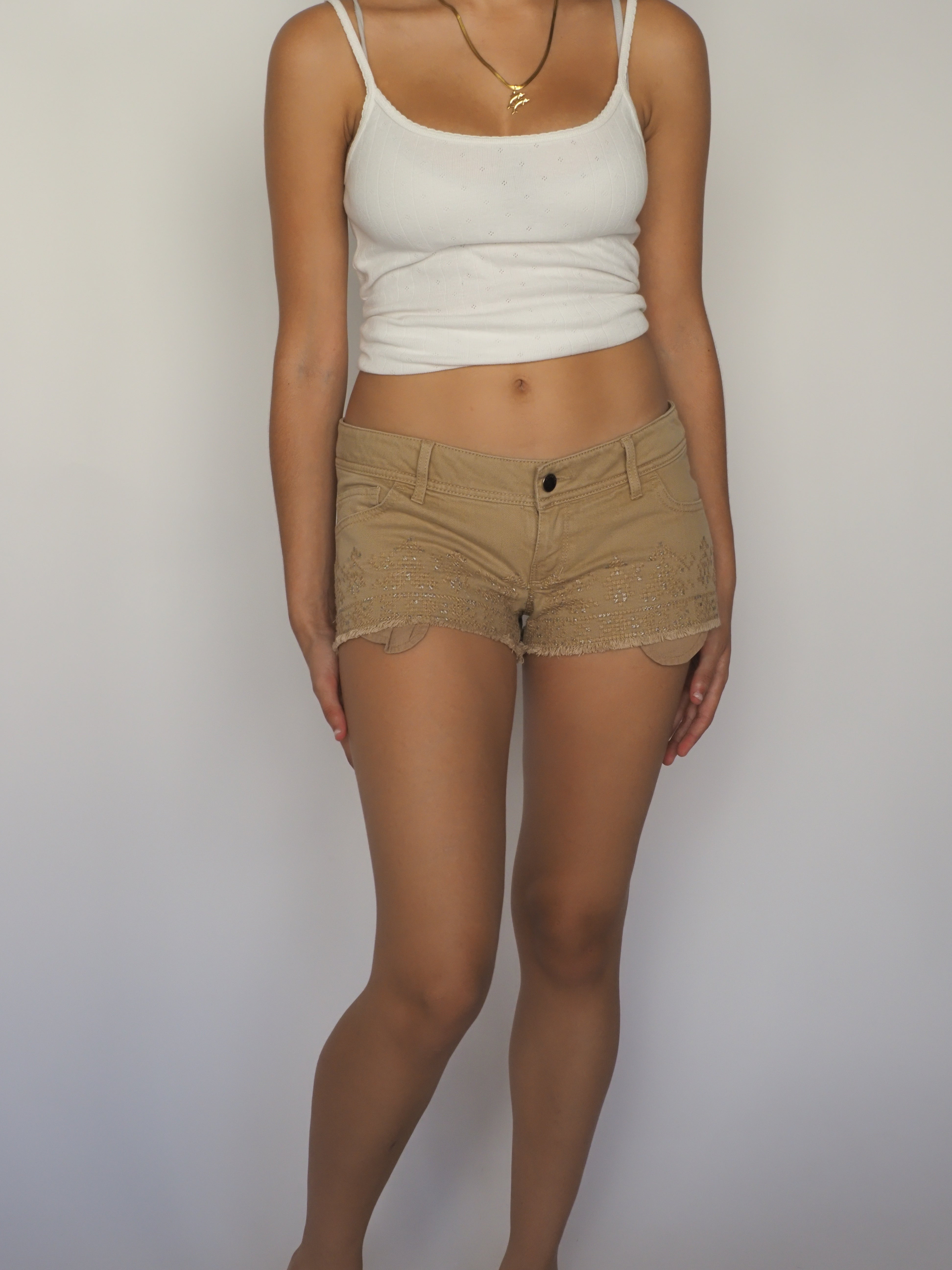 Beige Embroidered Scallop-Hem Shorts – United Colors of Benetton