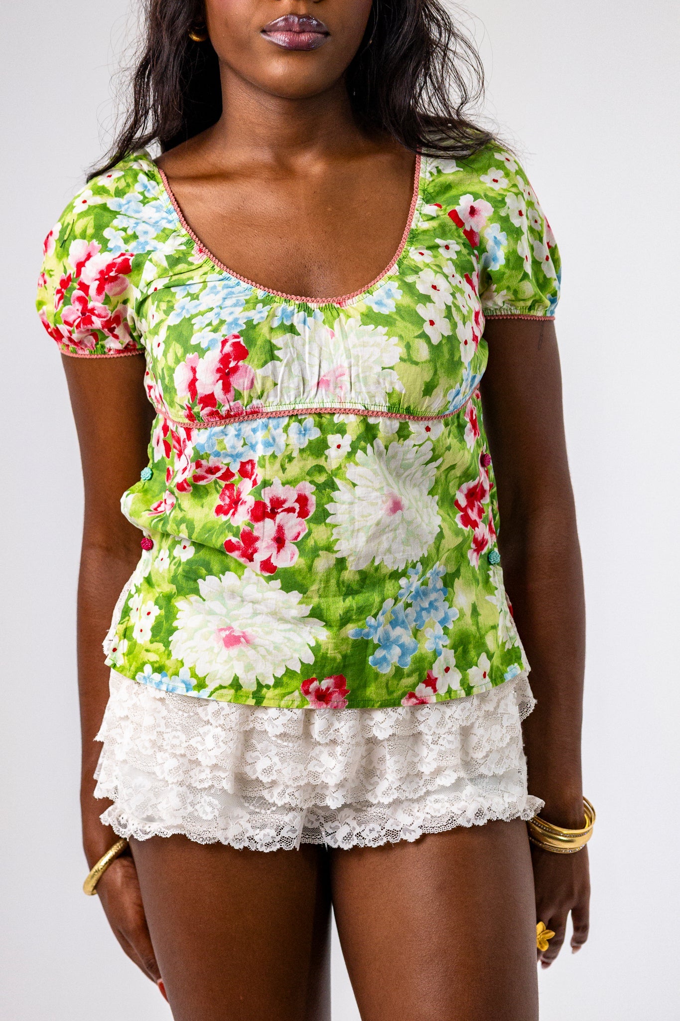 Round-Neck Short-Sleeved Floral Top in Green, White and Red